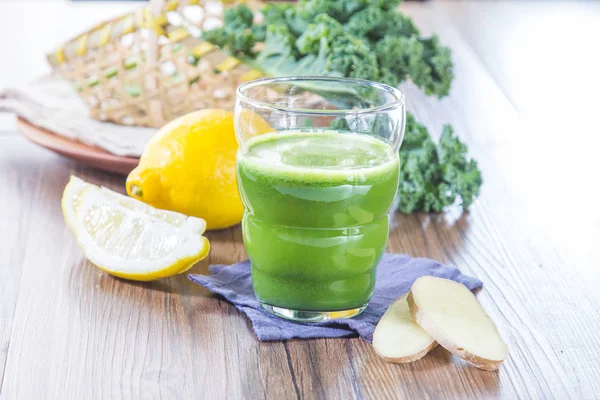 Batido Verde Fresco Con Limón Jengibre Ensalada — Foto de Stock