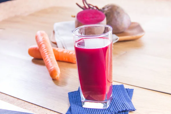 Frischer Rote Bete Saft Mit Karotten Auf Holzgrund — Stockfoto