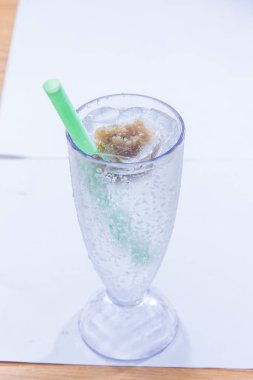 Masada kireç ile lezzetli buz çay bardak, closeup