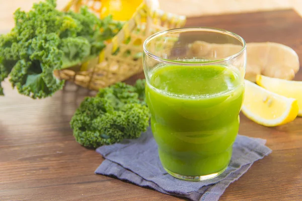 Green Smoothie Greens Ginger Wooden Background — Stockfoto