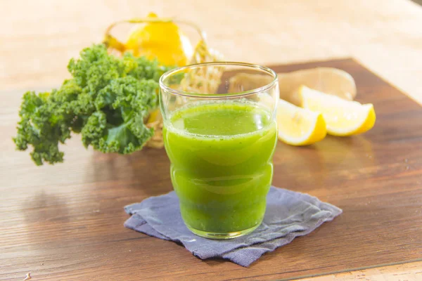 Green Smoothie Greens Ginger Wooden Background — Stock fotografie