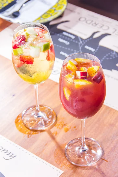 Cocktails Verão Com Gelo Frutas — Fotografia de Stock