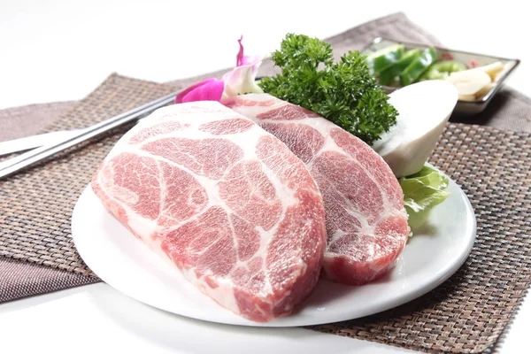 Closeup Raw Meat Slices Plate — 图库照片