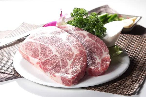 Closeup Raw Meat Slices Plate — 图库照片