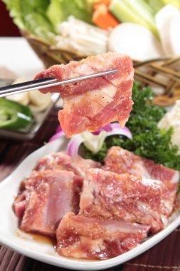 Arka planda baharatlı ve sebzeli çiğ et, yakın plan.