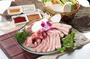 Arka planda baharatlı ve sebzeli çiğ et, yakın plan.