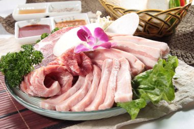 Arka planda baharatlı ve sebzeli çiğ et, yakın plan.