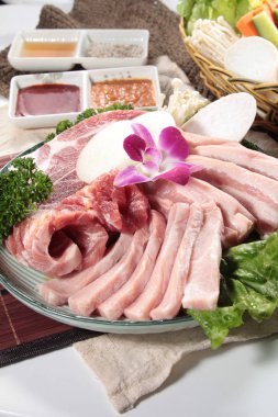 Arka planda baharatlı ve sebzeli çiğ et, yakın plan.