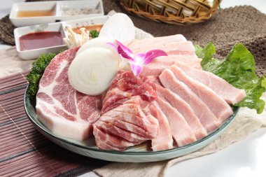 Arka planda baharatlı ve sebzeli çiğ et, yakın plan.