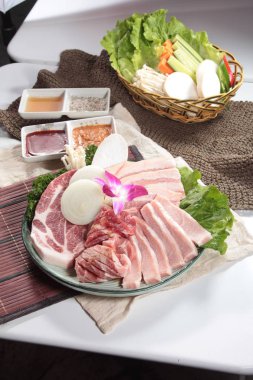 Arka planda baharatlı ve sebzeli çiğ et, yakın plan.