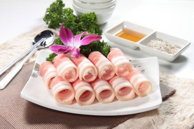 Arka planda baharatlı ve sebzeli çiğ et, yakın plan.