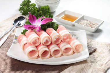 Arka planda baharatlı ve sebzeli çiğ et, yakın plan.