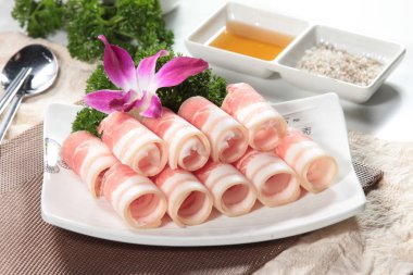 Arka planda baharatlı ve sebzeli çiğ et, yakın plan.