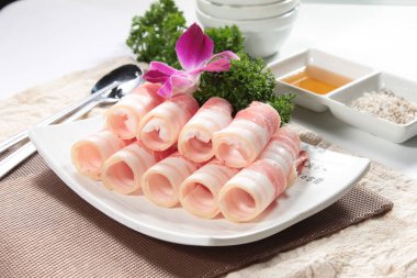 Arka planda baharatlı ve sebzeli çiğ et, yakın plan.