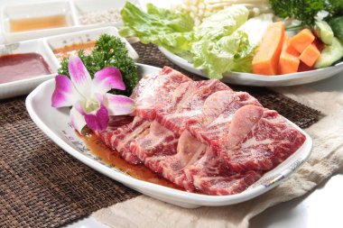 Arka planda baharatlı ve sebzeli çiğ et, yakın plan.