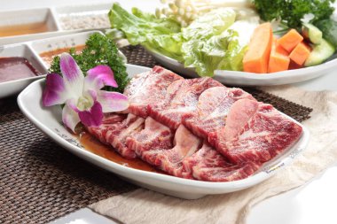 Arka planda baharatlı ve sebzeli çiğ et, yakın plan.