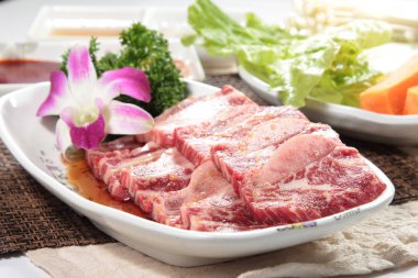 Arka planda baharatlı ve sebzeli çiğ et, yakın plan.