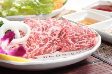 Arka planda baharatlı ve otlu çiğ et, kapat.