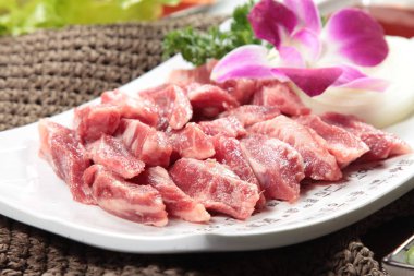 Arka planda baharatlı ve otlu çiğ et, kapat.