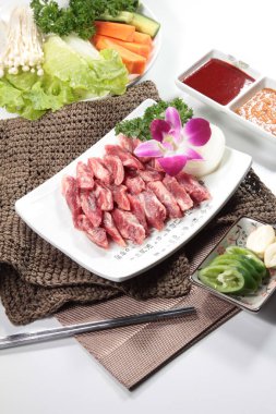 Arka planda baharatlı ve otlu çiğ et, kapat.