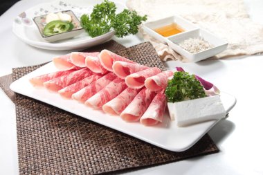 Baharatlı çiğ et ve arka planda maydanoz.