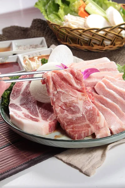 Rohes Rindfleisch Mit Gewürzen Und Gemüse Hintergrund Nahaufnahme — Stockfoto