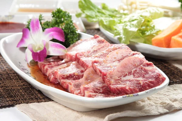 Arka planda baharatlı ve sebzeli çiğ et, yakın plan.