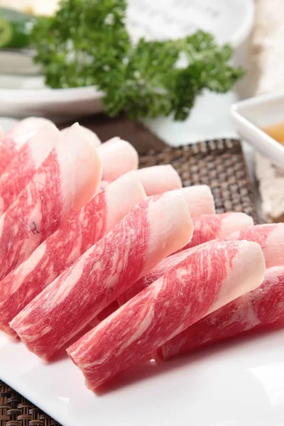 Daging Sapi Mentah Dengan Rempah Rempah Dan Dan Peterseli Latar — Stok Foto