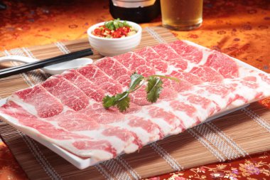 Çiğ sığır etinin mutfak fotoğrafı.