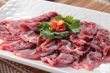 Çiğ sığır etinin mutfak fotoğrafı.