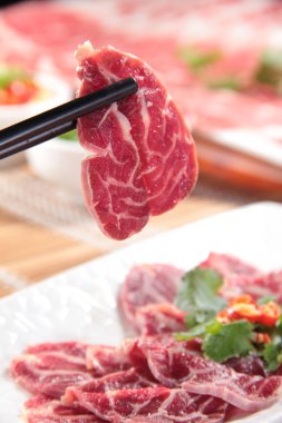 Çiğ sığır etinin mutfak fotoğrafı.