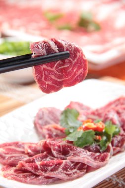 Çiğ sığır etinin mutfak fotoğrafı.