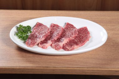 Çiğ sığır etinin mutfak fotoğrafı.