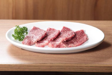 Çiğ sığır etinin mutfak fotoğrafı.