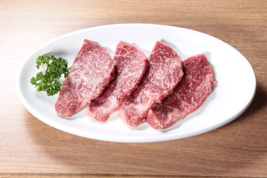 Çiğ sığır etinin mutfak fotoğrafı.