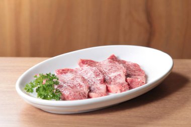 Çiğ sığır etinin mutfak fotoğrafı.