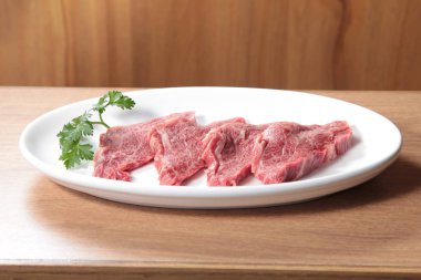 Çiğ sığır etinin mutfak fotoğrafı.