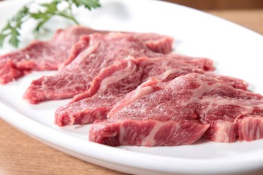 Çiğ sığır etinin mutfak fotoğrafı.