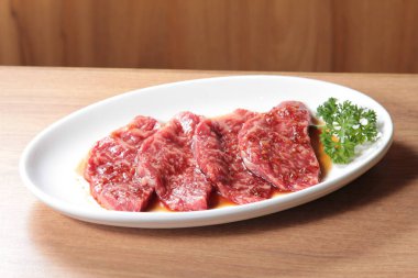 Çiğ sığır etinin mutfak fotoğrafı.