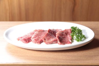 Çiğ sığır etinin mutfak fotoğrafı.