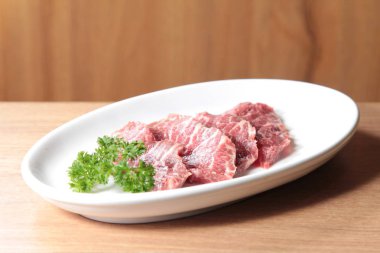 Çiğ sığır etinin mutfak fotoğrafı.
