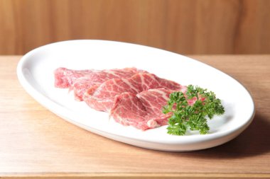 Çiğ sığır etinin mutfak fotoğrafı.