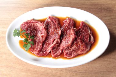 Çiğ sığır etinin mutfak fotoğrafı.