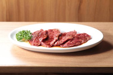 Çiğ sığır etinin mutfak fotoğrafı.