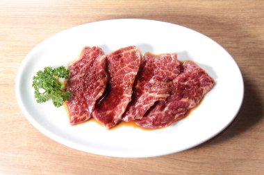 Çiğ sığır etinin mutfak fotoğrafı.