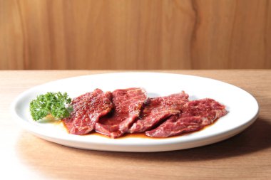 Çiğ sığır etinin mutfak fotoğrafı.