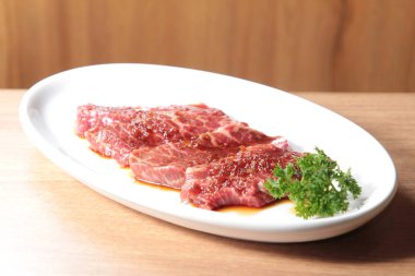 Çiğ sığır etinin mutfak fotoğrafı.