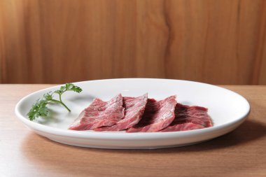 Çiğ sığır etinin mutfak fotoğrafı.