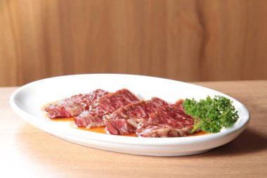 Çiğ sığır etinin mutfak fotoğrafı.