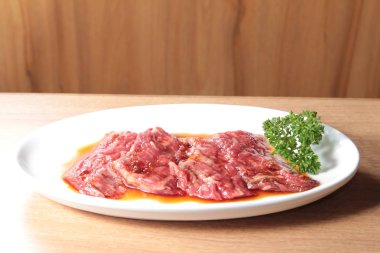 Çiğ sığır etinin mutfak fotoğrafı.